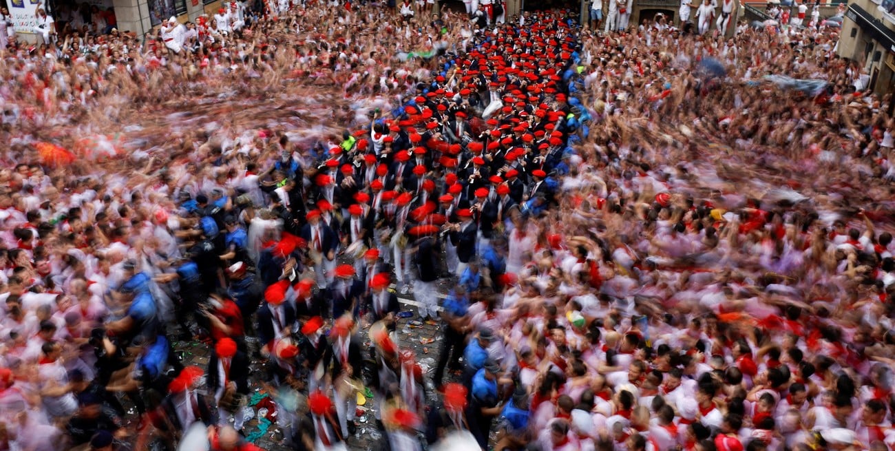 Los juerguistas se reúnen para la apertura del festival de San Fermín (Chupinazo) en Pamplona, España, el 6 de julio de 2022.Foto: Reuters