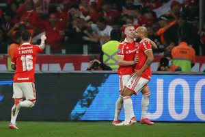 Soccer Football - Copa Sudamericana - Round of 16 - Second Leg - Internacional v Colo Colo - Estadio Beira-Rio, Porto Alegre, Brazil - July 5, 2022
Internacional's Alexandre Alemao celebrates scoring their third goal with teammates REUTERS/Diego Vara