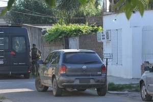 Fuerzas policiales provinciales y federales realizaron múltiples allanamientos en febrero de 2020 en busca de la droga transportada en una avioneta accidentada en un campo de Naré.