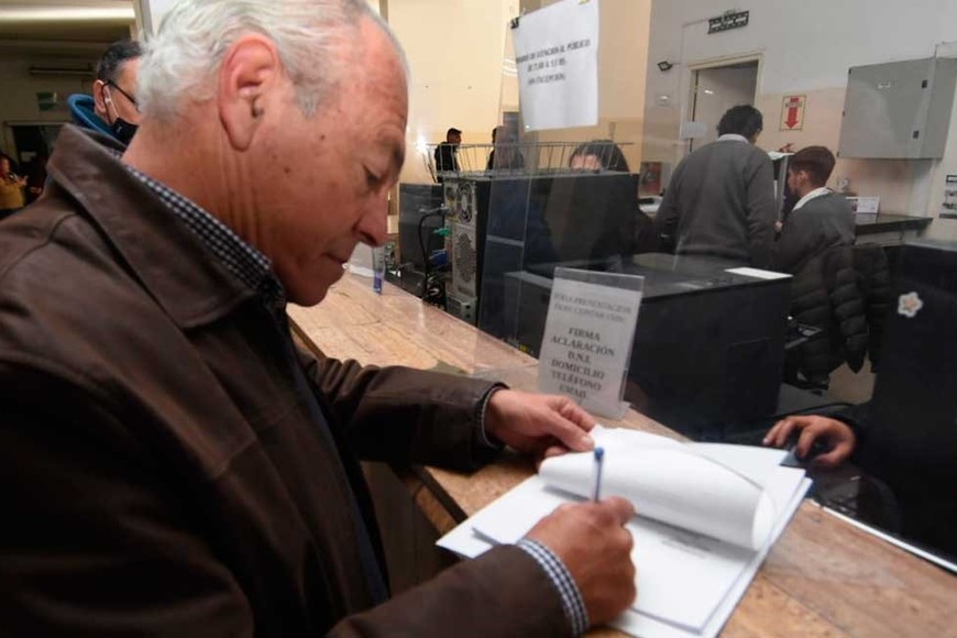 Barletta entregó el informe en la Municipalidad. Crédito: Guillermo Di Salvatore