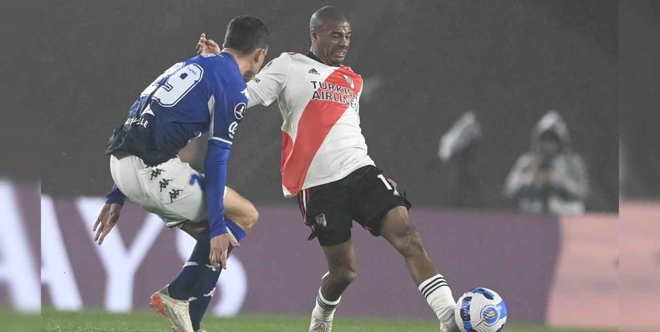 Con un polémico gol anulado por el VAR, Vélez superó a River y clasificó a cuartos de la Copa Libertadores