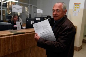 Barletta entregó el informe en la Municipalidad. Crédito: Guillermo Di Salvatore