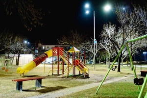 La iluminación LED presenta múltiples beneficios en materia social, medioambiental y económica, ya que genera entornos más seguros, mejora la transitabilidad, promueve el aprovechamiento del espacio público y reduce el consumo de energía, la emisión de gases contaminantes y el costo económico del servicio. Foto: Municipalidad de San Lorenzo