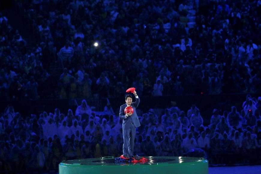2016 Rio Olympics - Closing ceremony - Maracana - Rio de Janeiro, Brazil - 21/08/2016. Japan's Prime Minister Shinzo Abe appears on stage during the closing ceremony.     REUTERS/Kevin Lamarque   TPX IMAGES OF THE DAY FOR EDITORIAL USE ONLY. NOT FOR SALE FOR MARKETING OR ADVERTISING CAMPAIGNS. rio de janeiro brasil  juegos olimpicos rio de janeiro 2016 ceremonia clausura juegos olimpicos 2016 ceremonia clausura deportistas fiesta final clausura estadio maracana