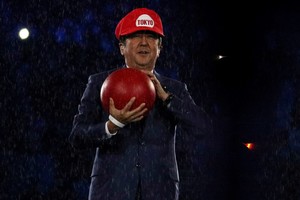 El momento que el ex primer ministro aparece en Río de Janeiro vestido como Mario Bros. Crédito: Reuters. 