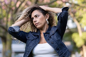 “Somos hijos de nuestras épocas”, señala Paula Puebla. Algo de eso sobrevuela su último libro “El cuerpo es quien recuerda”.  Gentileza Alejandro Guyot