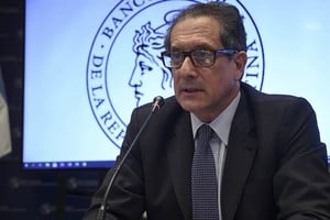 El titular del Banco Central de la República Argentina cuestionó a Martín Guzmán y elogió a la nueva ministra, Silvina Batakis.