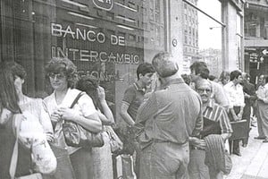 Colas frente al Banco de Intercambio Regional (BIR), abril de 1980.
