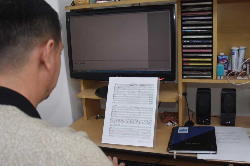 En acción. Mauro De Giovanni dedica varias horas del día a la transcripción de partituras. Crédito: Flavio Raina