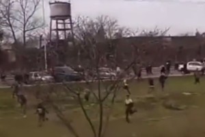 El momento de las "corridas" de Alem ante la Policía fue captado por un hincha.