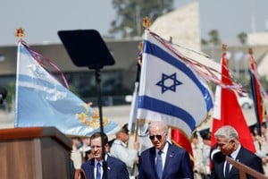 El presidente israelí Isaac Herzog, el presidente estadounidense Joe Biden y el primer ministro israelí Yair Lapid participan en una ceremonia de bienvenida en el Aeropuerto Internacional Ben Gurion en Lod, cerca de Tel Aviv. Crédito: Reuters