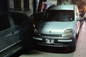 La Renault Kangoo gris que protagonizó el incidente. Crédito: Secretaría de Control y Convivencia Ciudadana de la ciudad de Santa Fe.