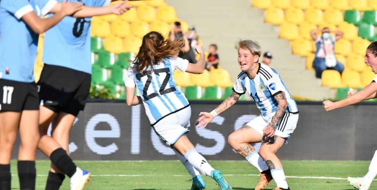 Copa América Femenina  Argentina goleó a Uruguay en el Grupo B