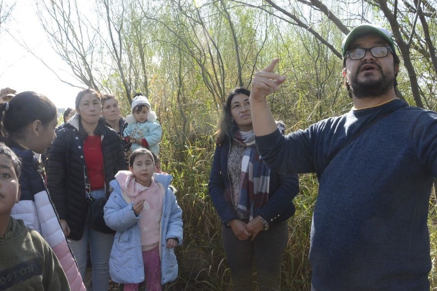 El guía y la gente. Pablo Capovilla explicando detalles de la vegetación autóctona y exótica.