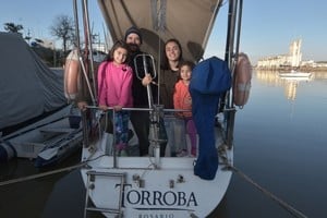 Familia. Natalia, Juan, Malena y Regina; los tripulantes del velero Torroba, que arribó a Santa Fe./Crédito: Mauricio Garín.