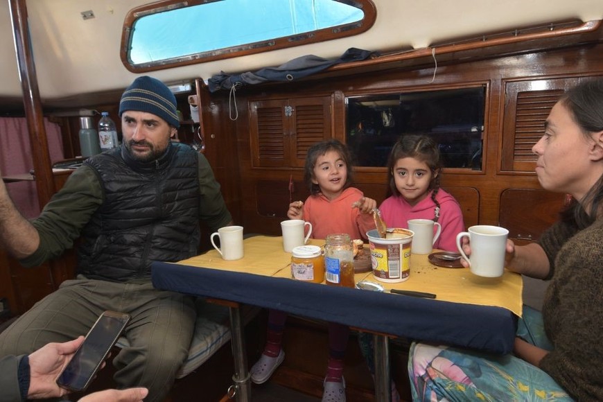 A bordo. El Torroba tiene madera, madera y más madera en su interior; lo que lo dota de encanto y calidez para habitarlo. Crédito: Mauricio Garín