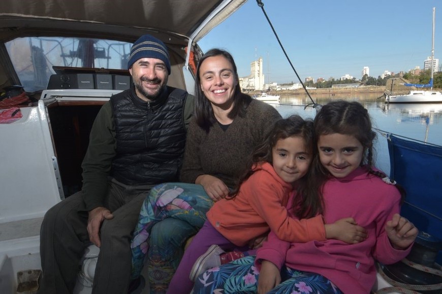 Navegantes. Los La Bianca zarparon este martes rumbo al Parque Nacional Islas de Santa Fe, a la altura de Diamante. Todavía les quedan varios días para disfrutar a bordo. Crédito: Mauricio Garín.