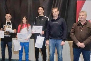 Por sus logros deportivos en una institución tan prestigiosa como es Unión, el Ministerio de Desarrollo Social a través de su titular, Danilo Capitani, hombre de la ciudad, el Senado de la Provincia, por intermedio del senador Leonardo Diana, otro político oriundo de Gálvez, y el Concejo local le entregaron sendos reconocimientos.
Foto: Gentileza