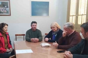 La entrega de esta suma se hizo en manos de Susana Citzia, Presidenta del Consejo de Administración del Samco, y de Nora Poltroni y María Alejandra Casalegno, además del intendente de la ciudad, Ing. Mario Fissore, ya que el municipio fue el que ideó el Primer Concurso de Asadores a la Estaca dentro del cual se vendió el locro. Foto: El Litoral