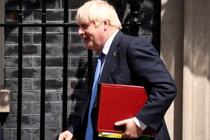 Boris Johnson dejó su cargo y recibió abucheos y aplausos en su despedida.