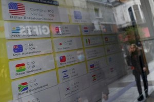 Una vez que se lleve adelante la operación entre el turista y el banco o casa de cambio, la entidad “deberá concretar las operaciones con títulos valores hasta dos días hábiles de ser encomendada por el turista no residente