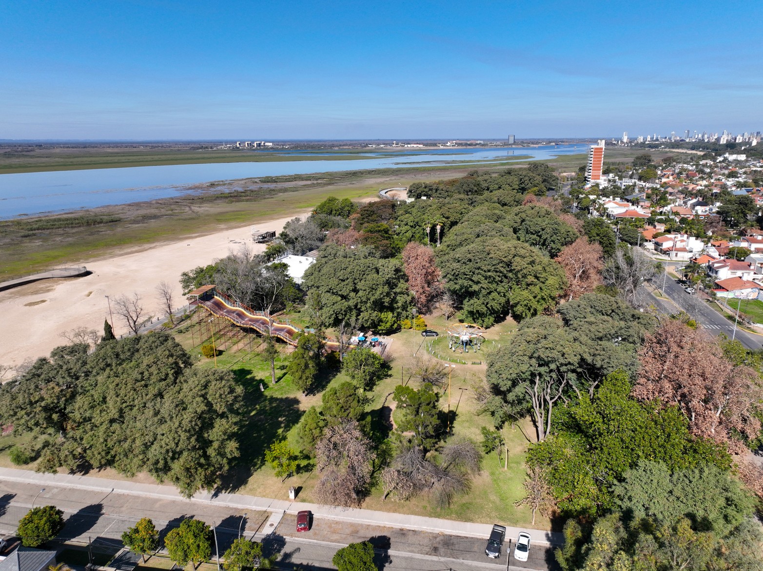 “La que se había armado acá, la vendieron y la instalaron en el Parque Sur. La nuestra fue inaugurada el 1° de diciembre de 1969. Justo ese día falleció mi abuelo, así que el velorio fue aquí. Los otros socios le dijeron a mi tío que tenían que abrir porque había mucha gente expectante no sin antes pedir perdón" expresó Lacrost