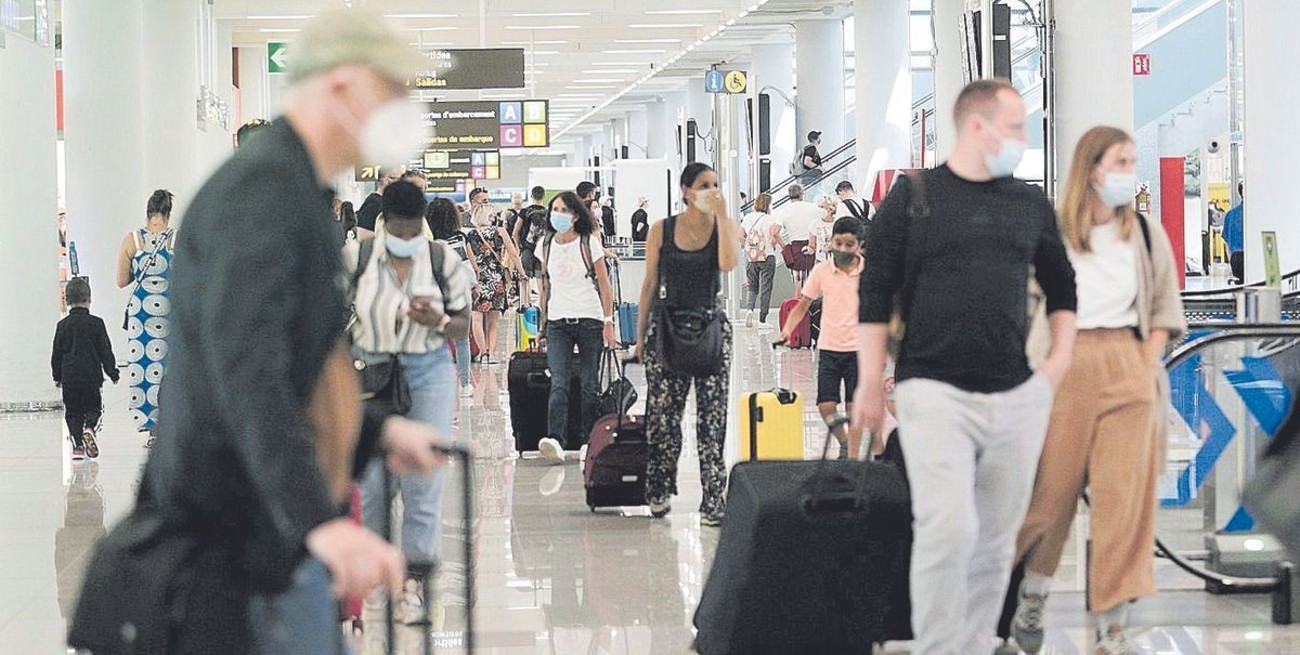 El aeropuerto de Frankfurt lanzó un inédito pedido a los viajeros: no usar más valijas negras