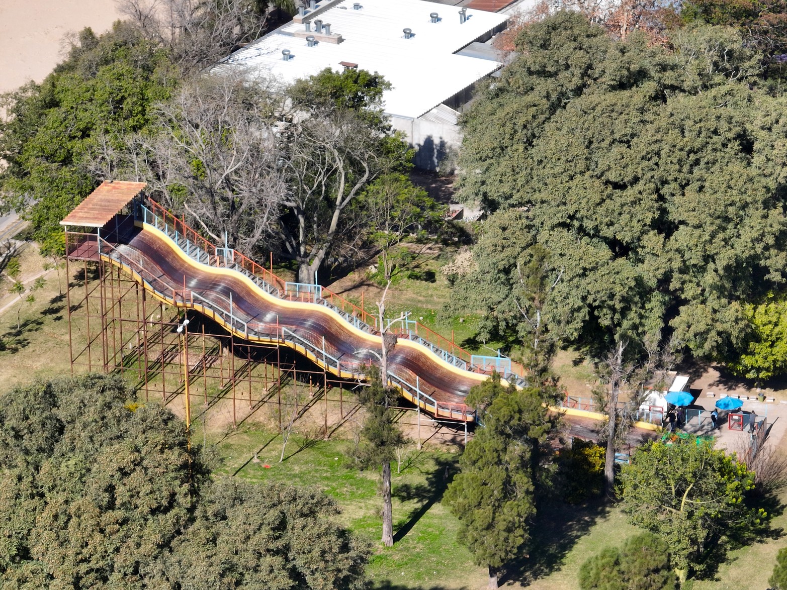 La estructura está rodeada de un ambiente verde.