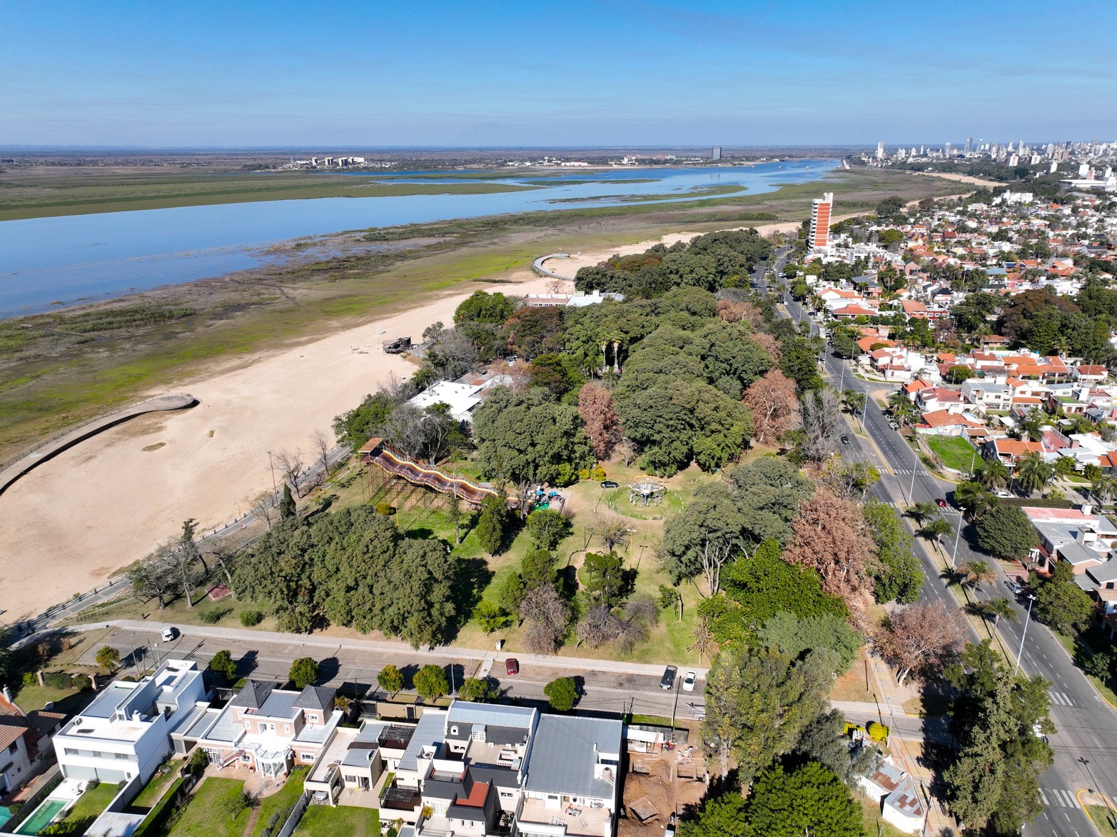 La imagen aérea desde el drone. Con la laguna Setúbal de fondo y la ciudad de frente. 