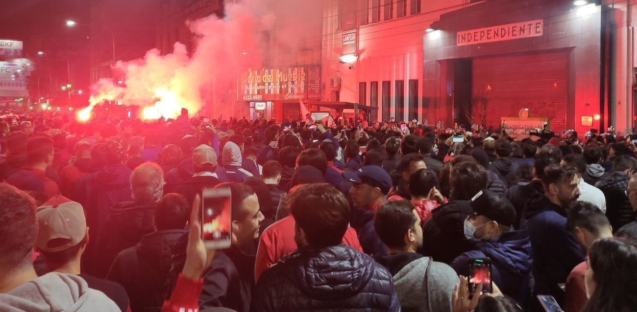 Video: atacaron a un periodista durante los incidentes en Independiente -  El Litoral