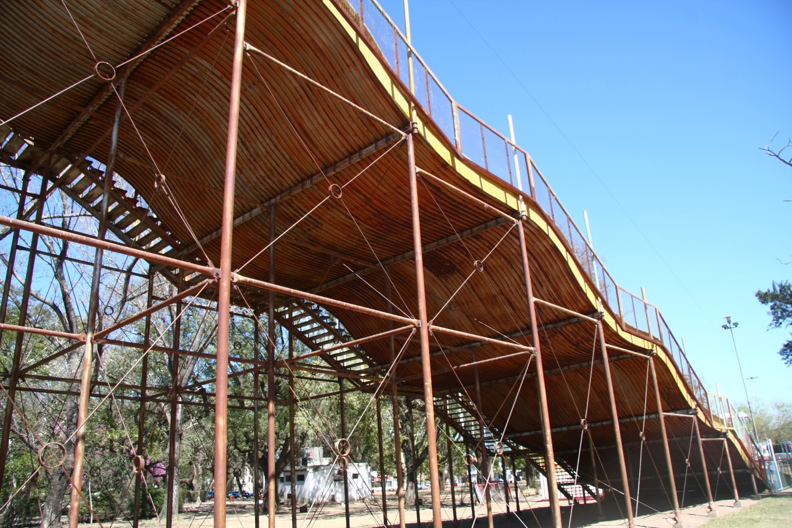 En 2008, la estructura vista de un lateral. Hace 53 años que funciona el parque de diversiones en la que se encuentra la alfombra máginca.