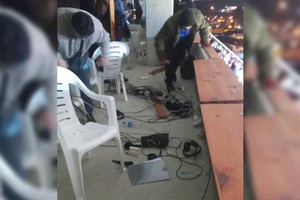 Los plateístas del Tatengue destrozaron los equipos de transmisiones de medios uruguayos.