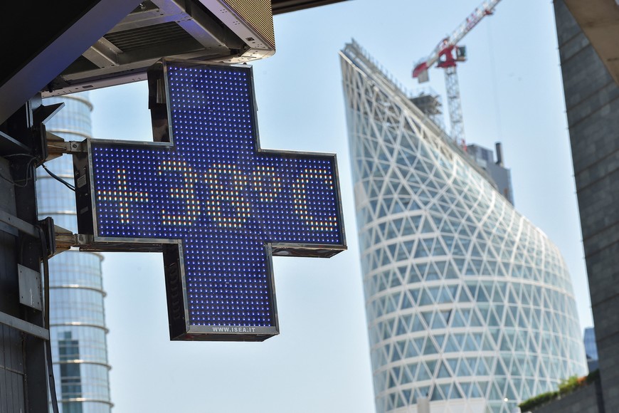 A screen shows 38 degrees celcius as temperatures soar during a heatwave in Milan, Italy, July 21, 2022. REUTERS/Massimo Pinca