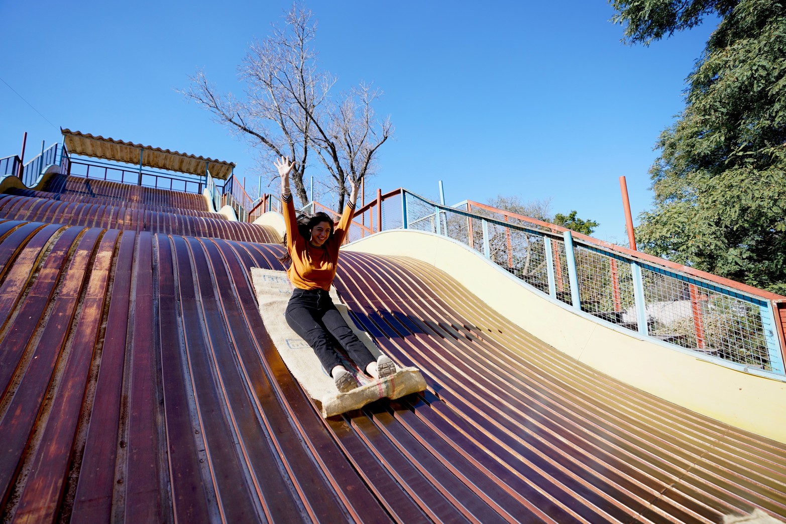 “Una noche llegó un tipo ebrio y le dijimos que así no podía subir. Y pese a la ‘curda’ se quería tirar igual y parado. Y lo hizo de frente a lo que pensamos ‘este se mata’. Y llegó parado. Y después se fue. (Risas)”, contó su propietario.