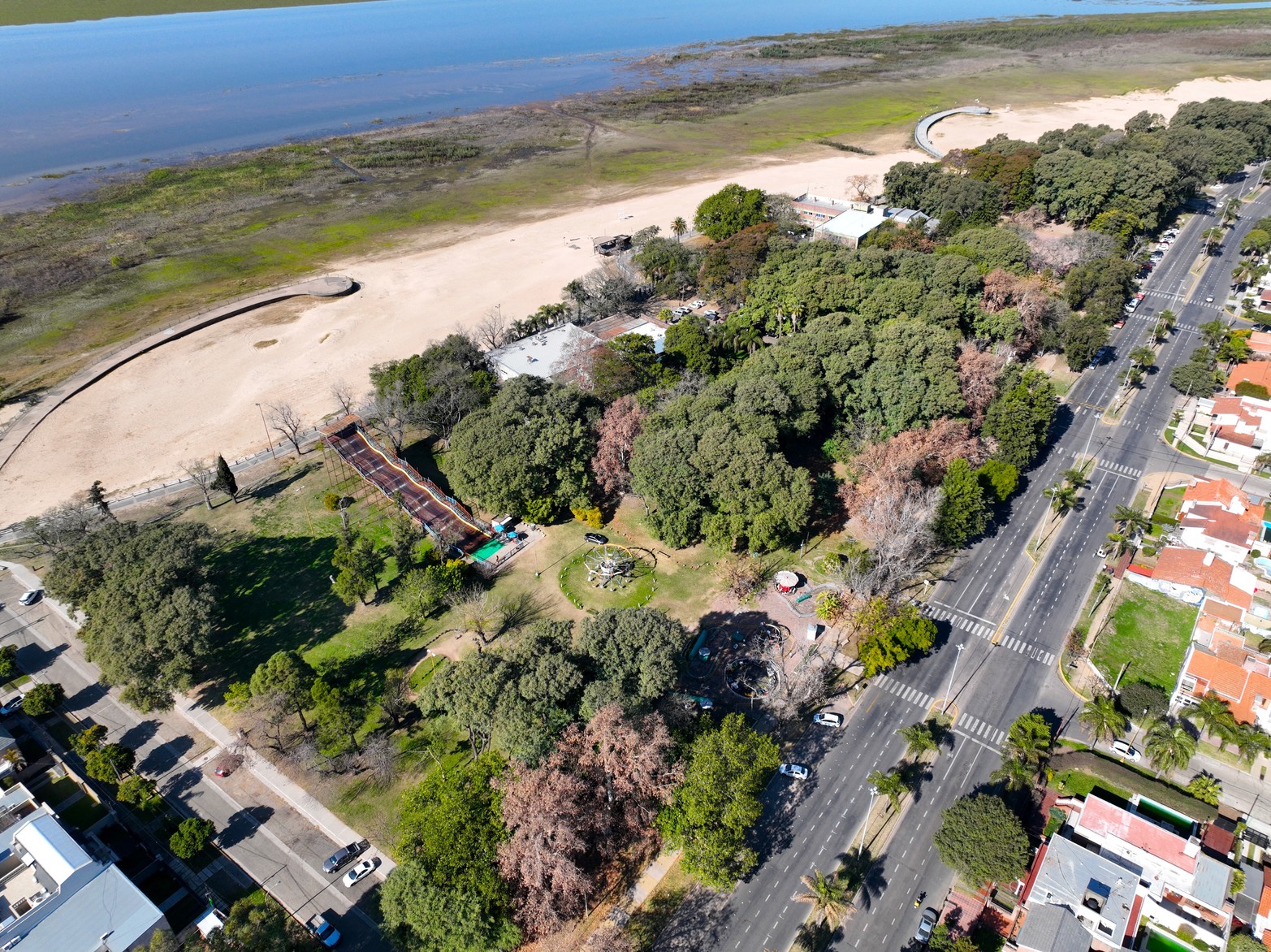 Medio siglo divirtiendo a chicos y grandes . La historia contada de la alfombra mágica de la costanera de Santa Fe. Sus orígenes, las mejores anécdotas y los recuerdos del dueño de un lugar que supo convertirse en un atractivo para propios y visitantes.