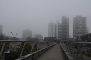 Visibilidad reducida en la mañana de este sábado en la capital santafesina. Crédito: Guillermo Di Salvatore.