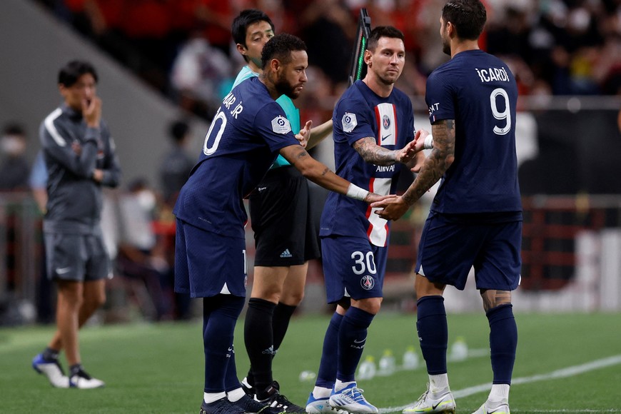 Soccer Football - Pre Season Friendly - Urawa Red Diamonds v Paris Saint-Germain - Saitama Stadium, Saitama, Japan - July 23, 2022
Paris St Germain's Neymar and Lionel Messi come on as substitutes to replace Mauro Icardi REUTERS/Issei Kato