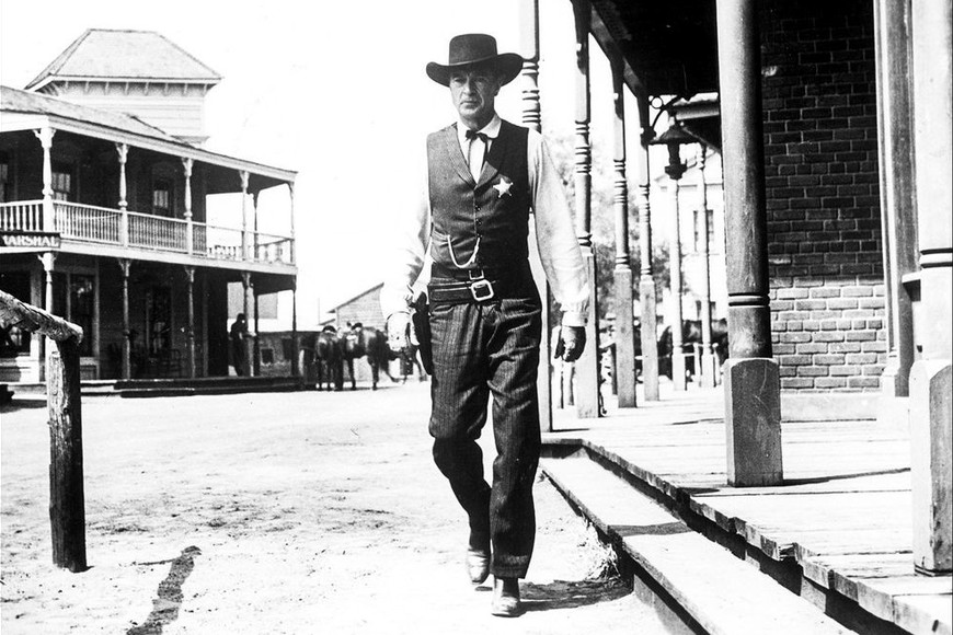 El sheriff en las polvorientas calles del pueblo. Stanley Kramer Productions / United Artists