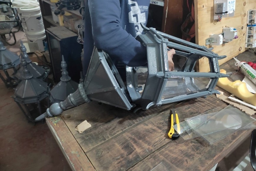 Reparaciones. En el taller se restaura cada pieza de iluminación.