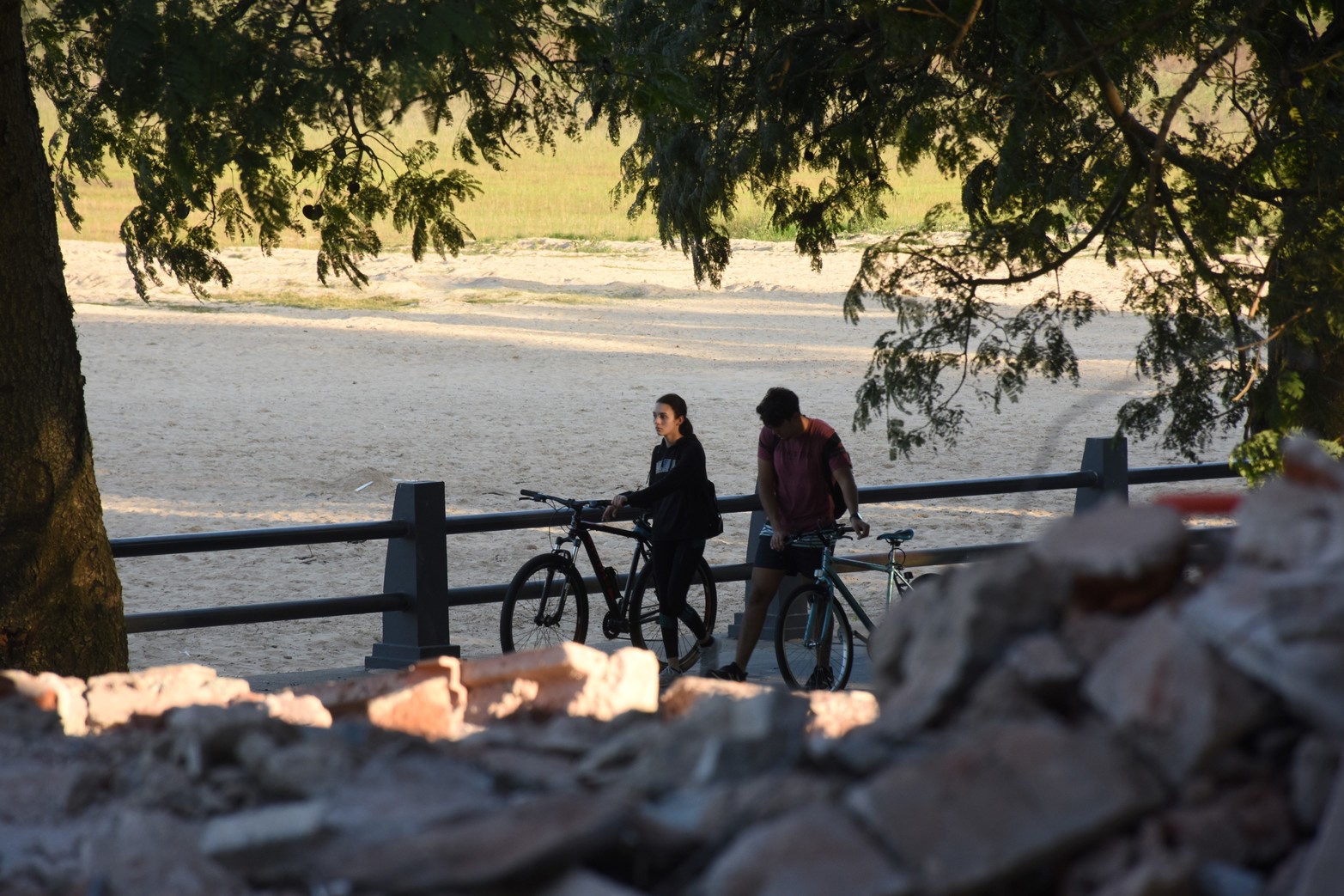 Aquel viejo proyecto para crear un Complejo Turístico Recreativo de la Costanera Oeste, estuvo freezado por varios años. Se trata de un inmueble ubicado en Av. Alte. Brown al 6.900, donde décadas atrás funcionó El Barrilito, un comedor muy popular, concurrido y recordado por quienes ya peinan canas..