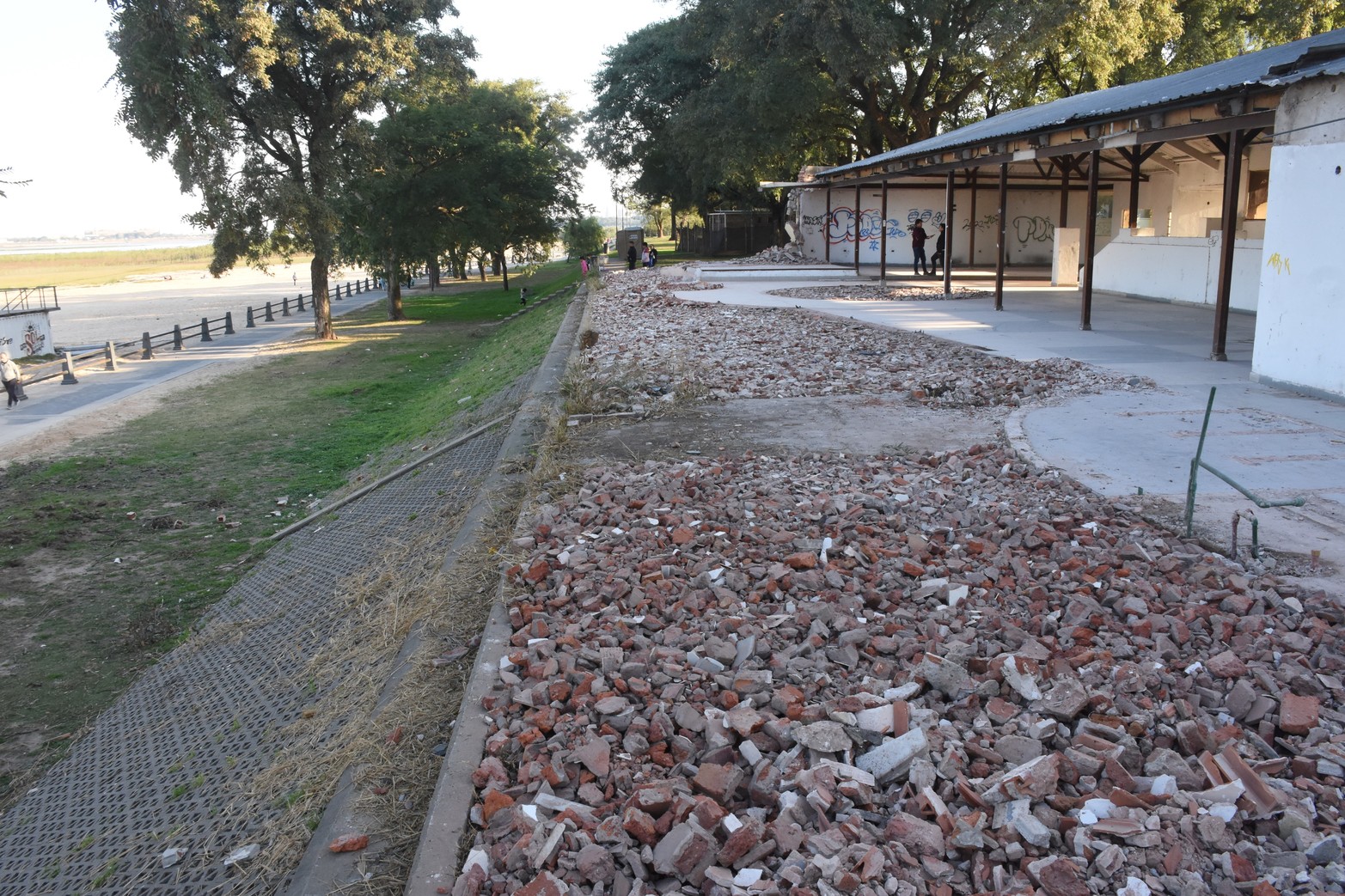 Aquel viejo proyecto para crear un Complejo Turístico Recreativo de la Costanera Oeste, estuvo freezado por varios años. Se trata de un inmueble ubicado en Av. Alte. Brown al 6.900, donde décadas atrás funcionó El Barrilito, un comedor muy popular, concurrido y recordado por quienes ya peinan canas..