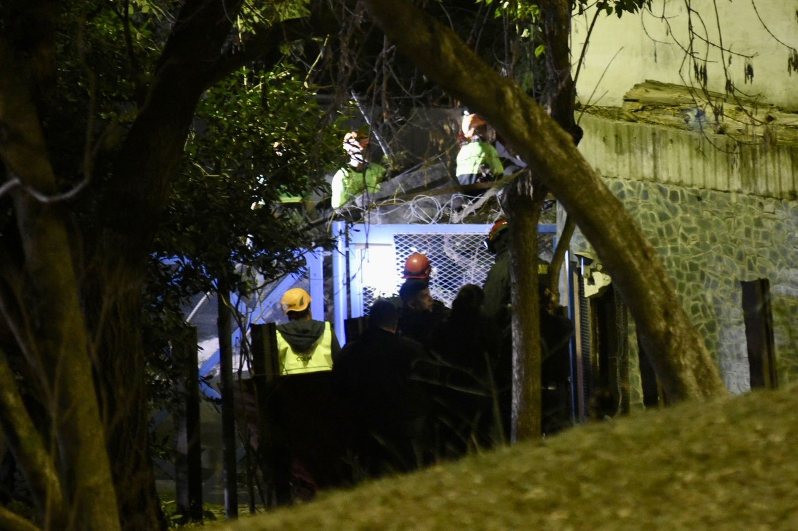 Una casa de tres piso se desplomó en la noche del domingo en Rosario . Arduas tareas para salvar a personas atrapadas.