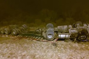 Así quedo el camión luego de volcar