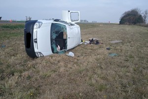 La víctima fatal viajaba en un utilitario Peugeot Partner, al igual que las otras cuatro personas que resultaron lesionadas.