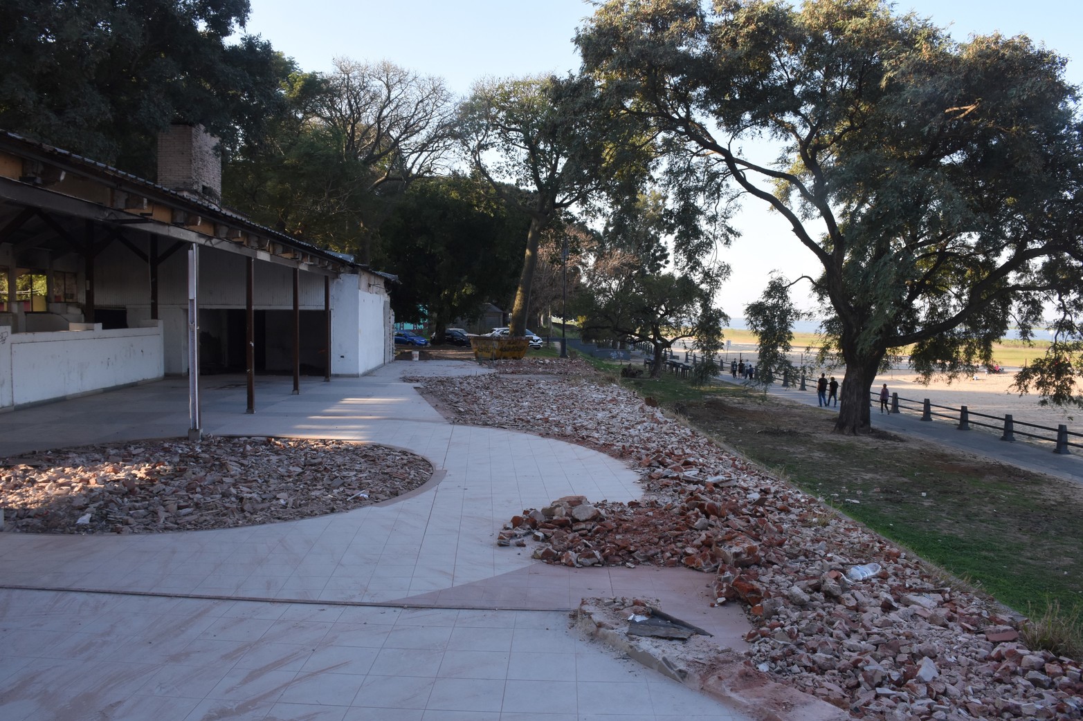 La nave central del viejo inmueble se respetará en su fisonomía histórica; habrá otras dos naves laterales, y la construcción quedará en forma de herradura, con la vista hacia la laguna. La inversión está estimada, supo este diario, en unos 70 millones de pesos. La concesión es por 10 años, con la posibilidad de prórroga por tres años más. La idea es inaugurar el renovado lugar para el verano.