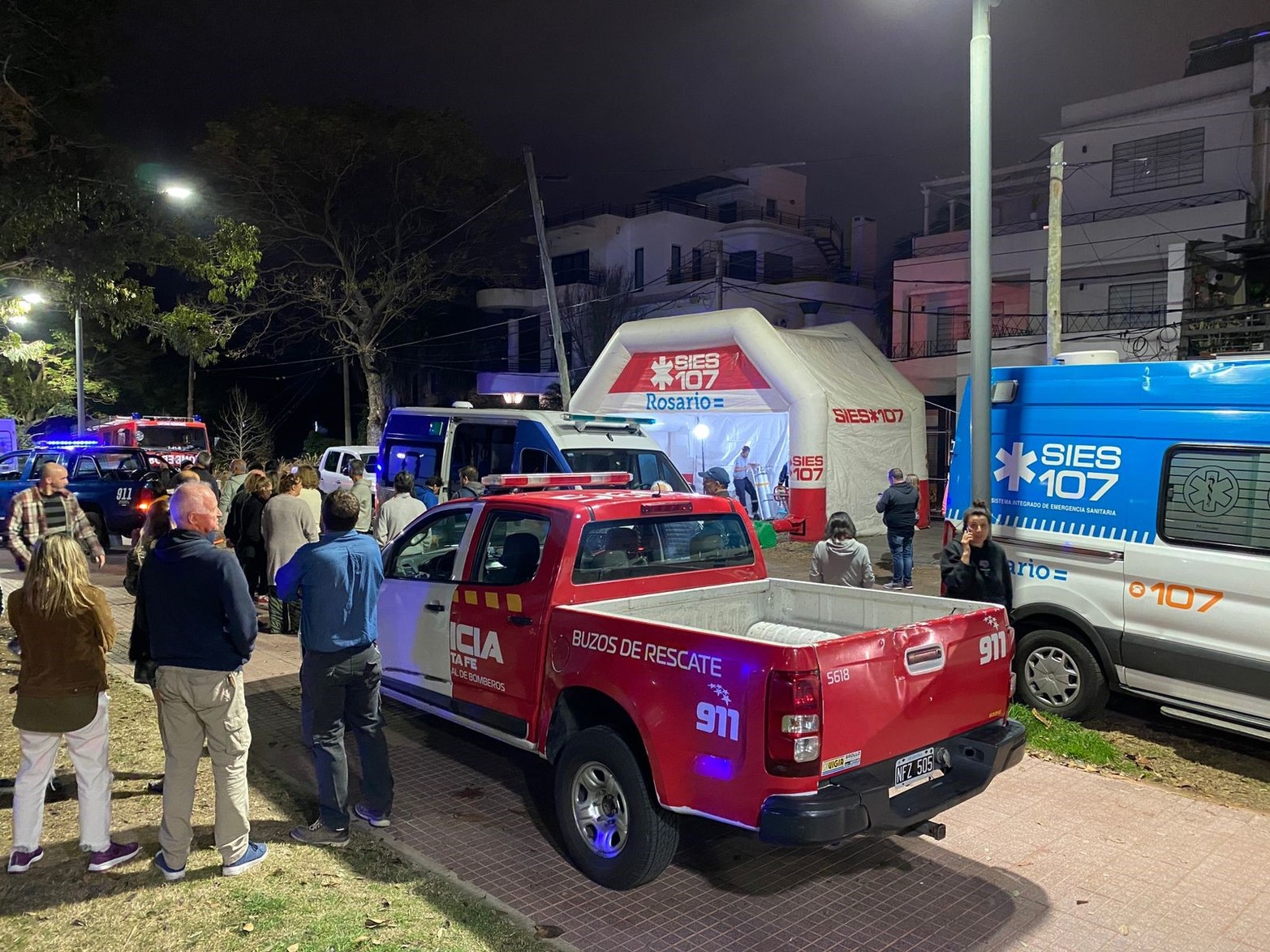Una casa de tres piso se desplomó en la noche del domingo en Rosario . Arduas tareas para salvar a personas atrapadas.