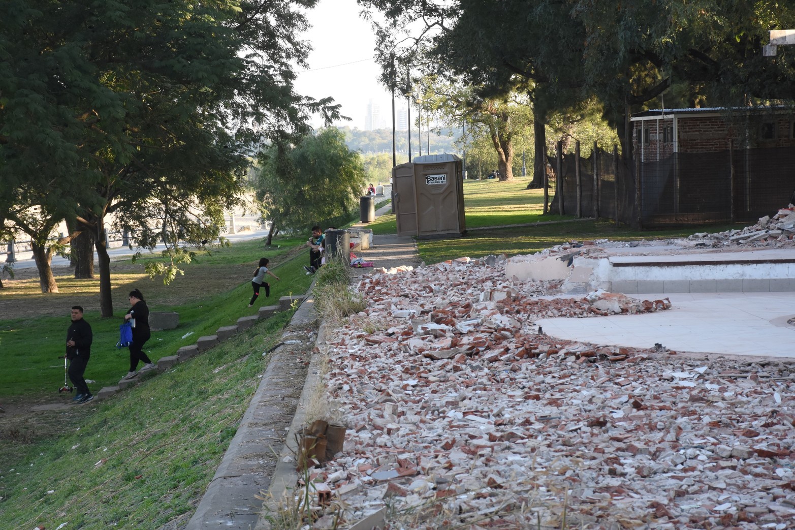 Aquel viejo proyecto para crear un Complejo Turístico Recreativo de la Costanera Oeste, estuvo freezado por varios años. Se trata de un inmueble ubicado en Av. Alte. Brown al 6.900, donde décadas atrás funcionó El Barrilito, un comedor muy popular, concurrido y recordado por quienes ya peinan canas..