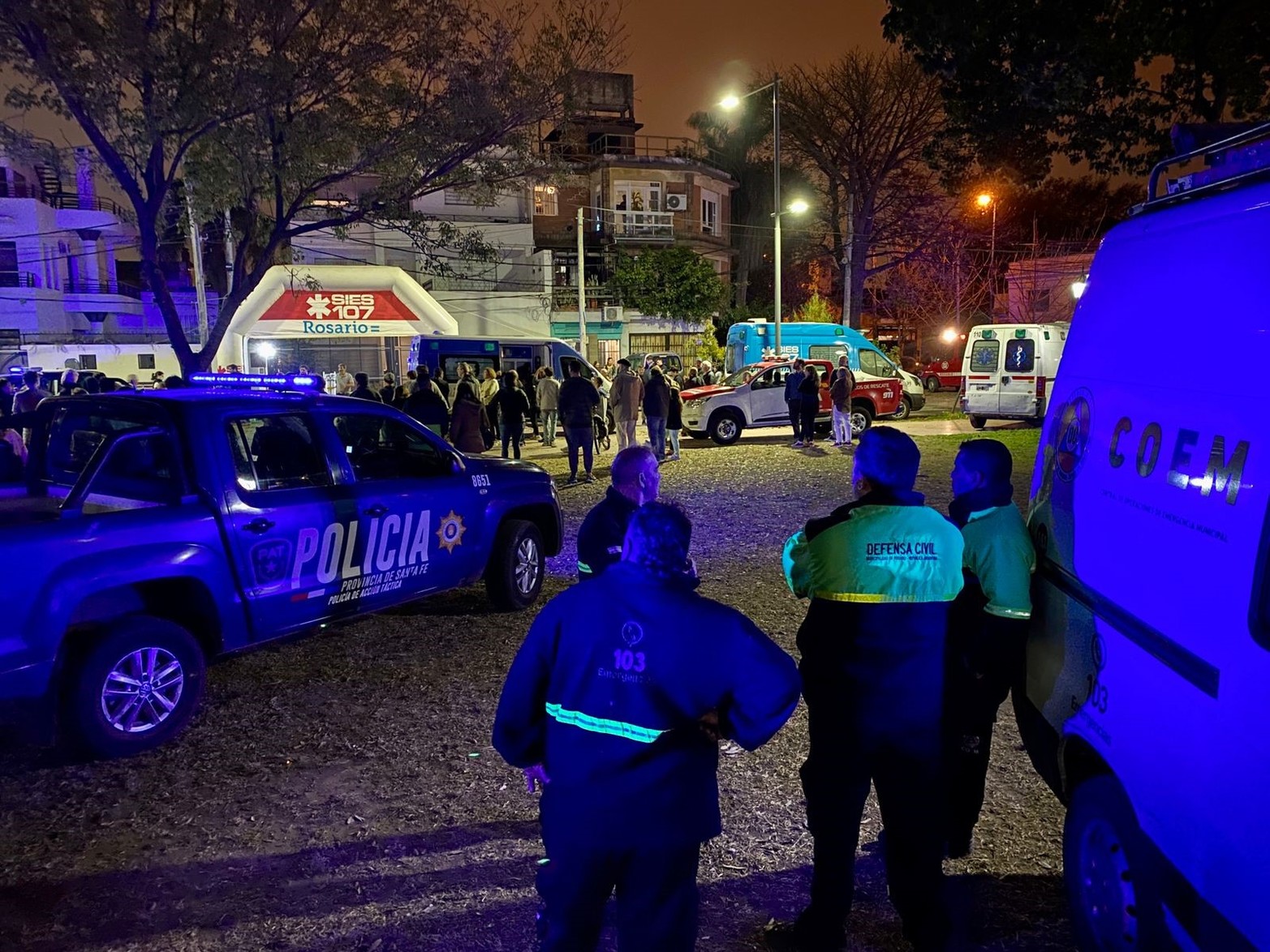 Una casa de tres piso se desplomó en la noche del domingo en Rosario . Arduas tareas para salvar a personas atrapadas.