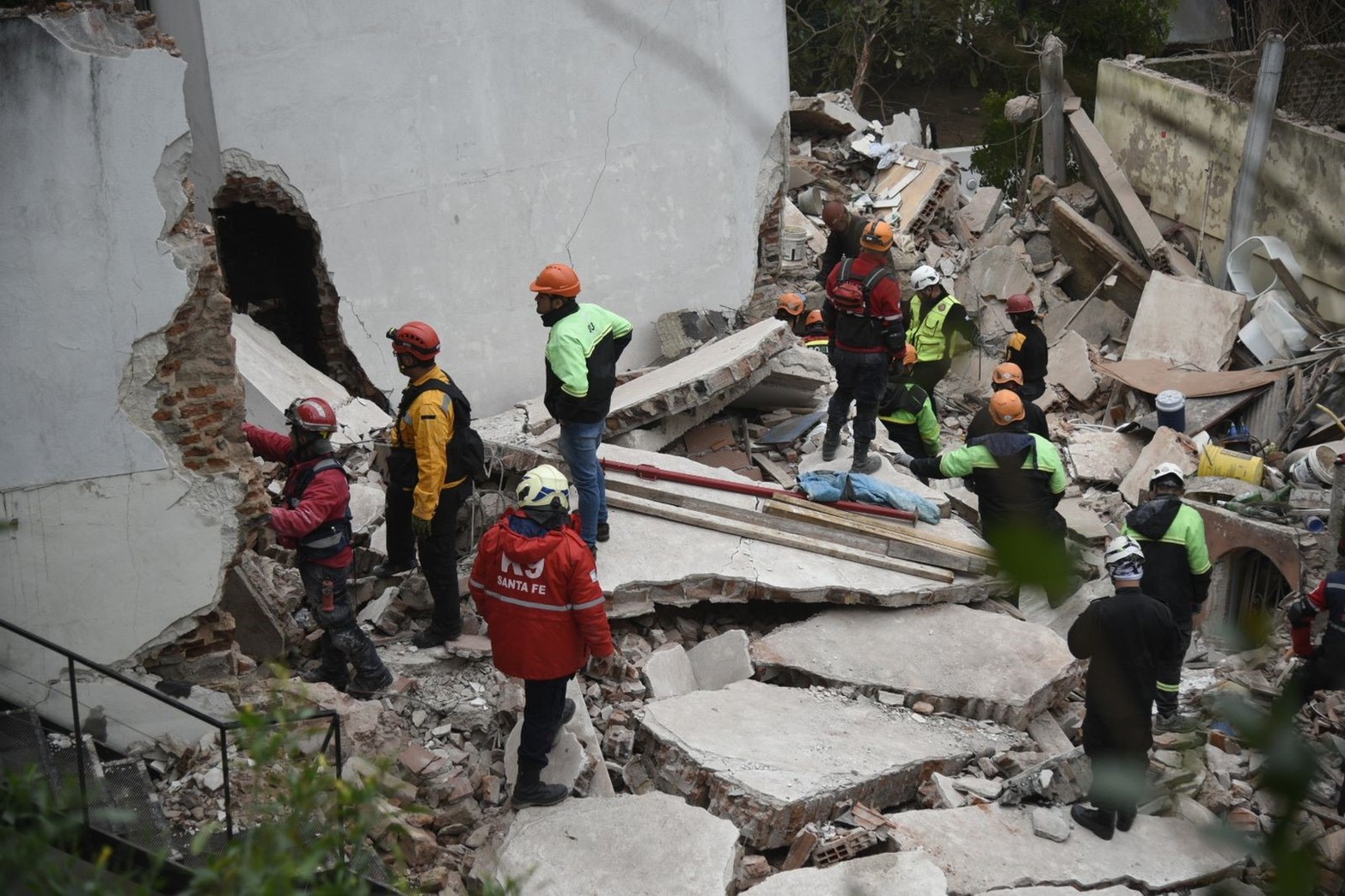 Una casa de tres piso se desplomó en la noche del domingo en Rosario . Arduas tareas para salvar a personas atrapadas.