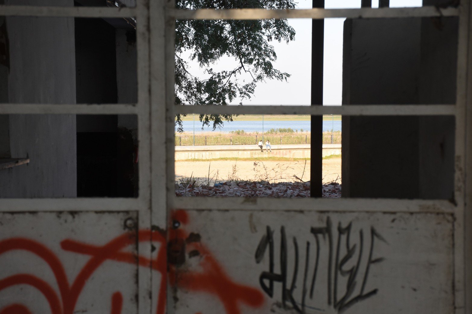 Aquel viejo proyecto para crear un Complejo Turístico Recreativo de la Costanera Oeste, estuvo freezado por varios años. Se trata de un inmueble ubicado en Av. Alte. Brown al 6.900, donde décadas atrás funcionó El Barrilito, un comedor muy popular, concurrido y recordado por quienes ya peinan canas..